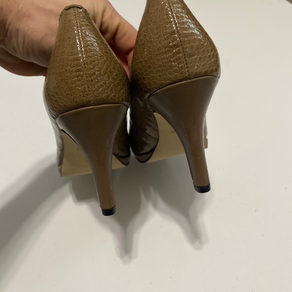 Anne Klein Womens 3” heels 8 brown taupe round toe faux alligator textured heels - Picture 4 of 9
